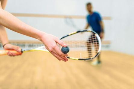 Mann und Frau spielen Squash