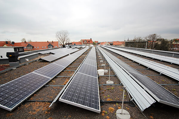 Photovoltaik Anlage auf einem Dach liefert Ökostrom