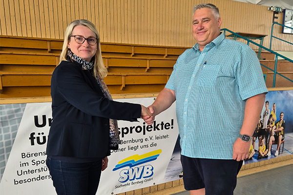 Ulrike Mathis, Geschäftsführerin der Stadtwerke Bernburg GmbH mit Frank Conrad, Vorstand des Förderkreis SV Anhalt e.V.